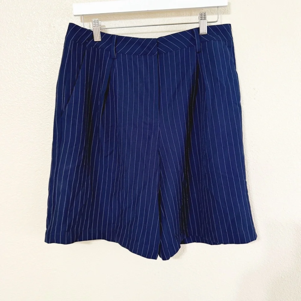 ASTR Tailored Pinstripe Bermuda Capri Woven Shorts in Navy Stripe Size Large